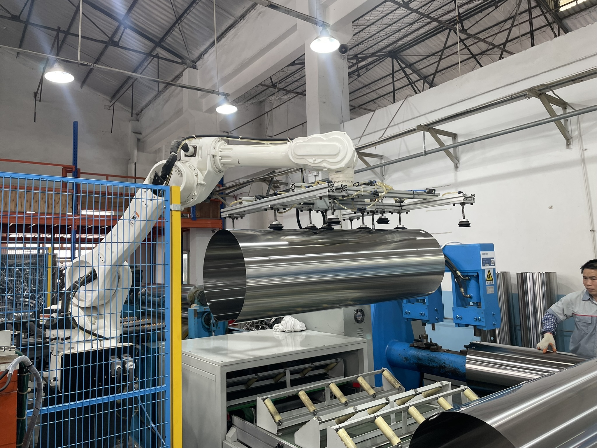 Bahnbrechende Industrie 4.0: Fortschrittliche robotergestützte Automatisierung ersetzt manuelle Verfahren bei der Herstellung von Edelstahltanks