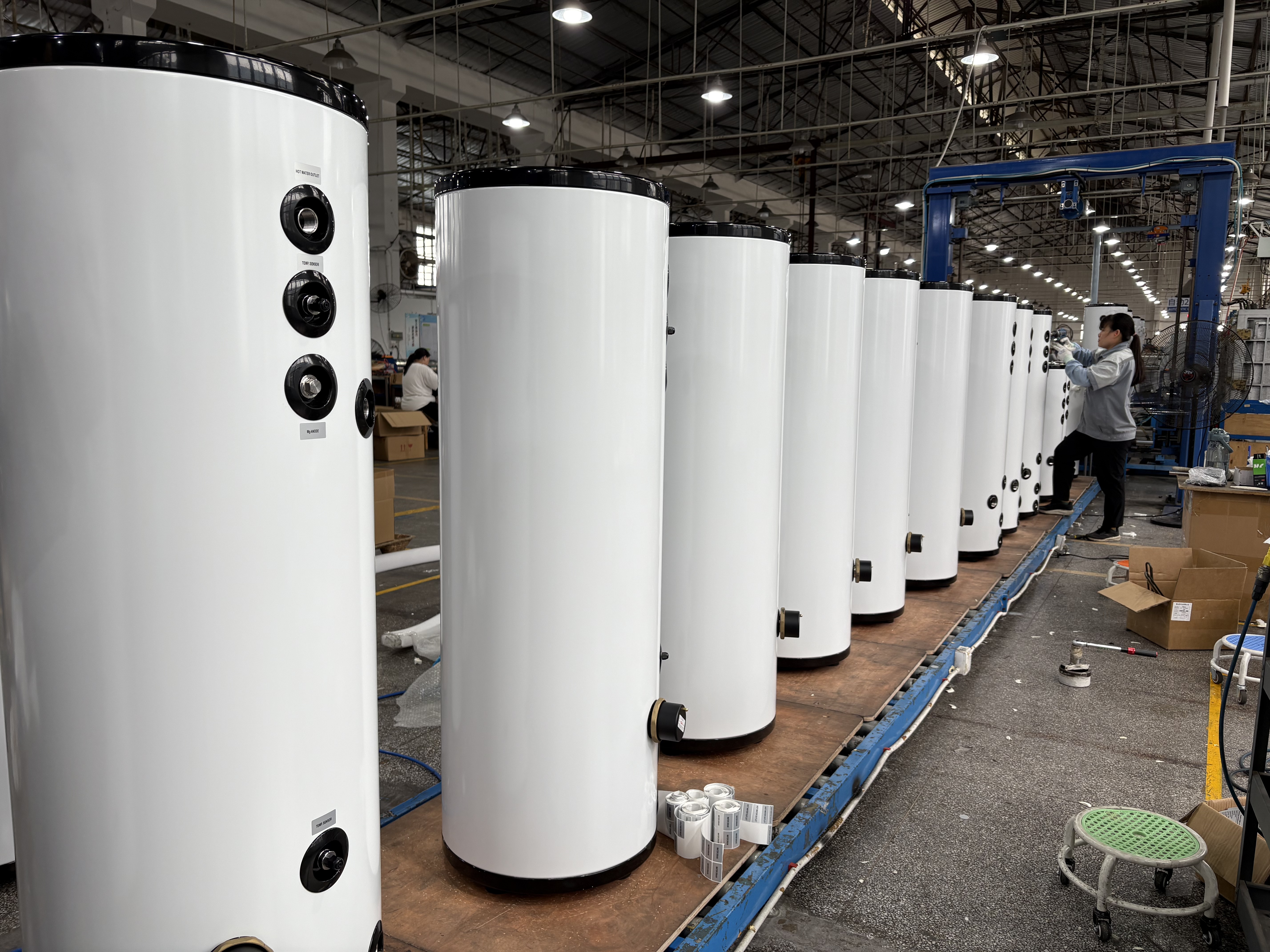 Präzisionsengineering trifft saubere Technologie: Hinter den Kulissen der fortschrittlichen Produktionslinie für Warmwasserspeicher aus Edelstahl