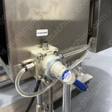 Automatic cosmetic mascara filling and capping machine11(ddc92e3d99).JPG