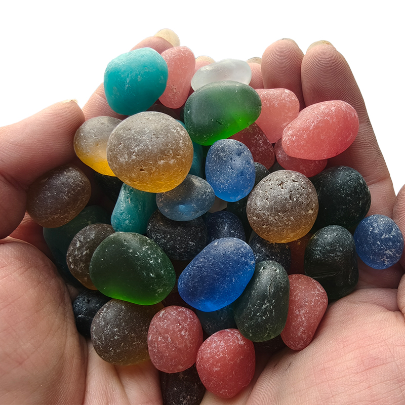 Turli rangli matlashgan dengiz o'miri toshlari — bezakli gravii, vazalarga va gullar bog'iga to'ldiruvchi material sifatida
