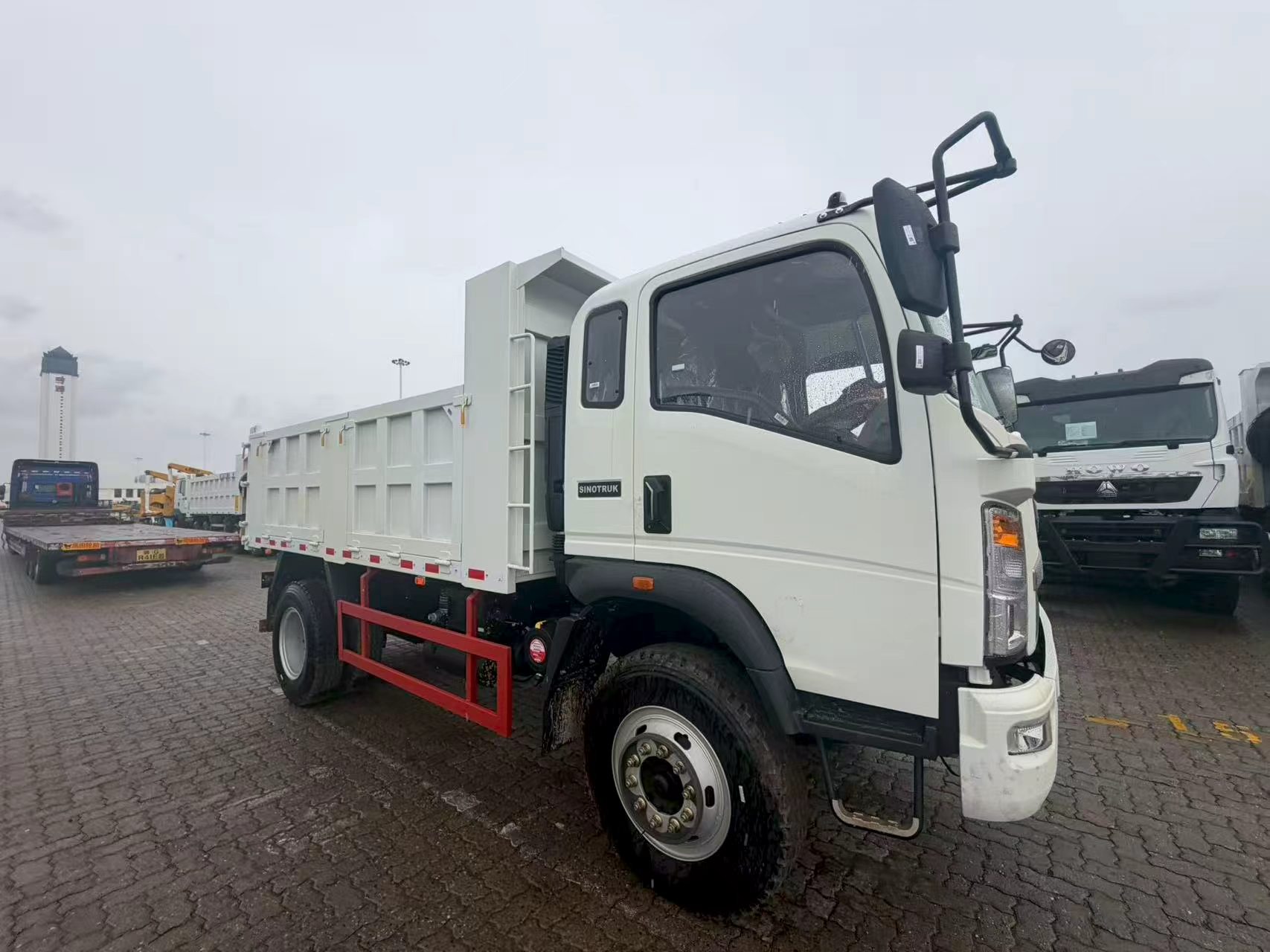 Camión volquete ligero SINOTRUK HOWO de 130 caballos de potencia y caja volquete de 7 m³, adecuado para transporte urbano en obras de construcción, para la venta.
