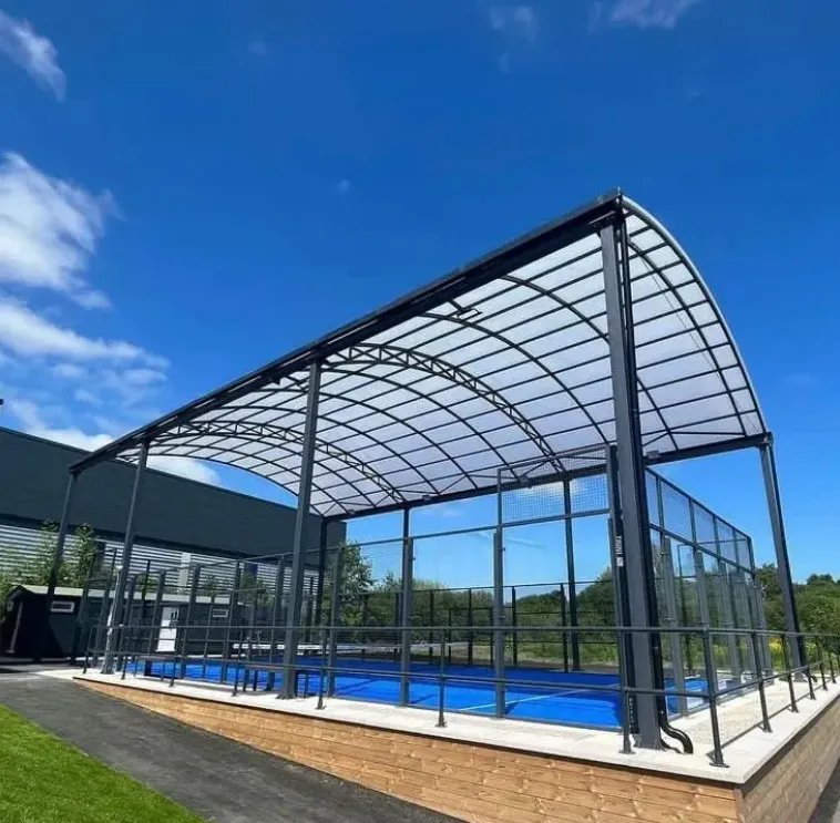 لماذا تزداد شعبية ملاعب البدل (Canchas de Padel) في أمريكا اللاتينية؟