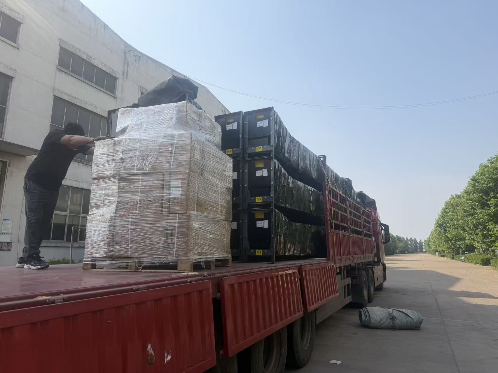 Peak Shipping Season: Mass Shipments of Garage Equipment Sent Worldwide Before Labor Day Holiday-2