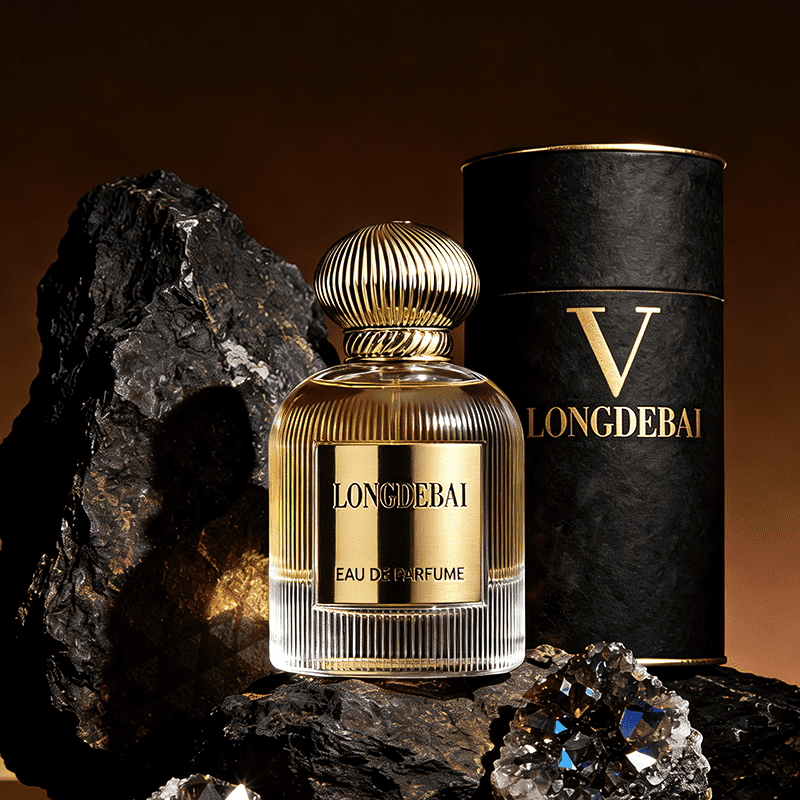 Bottla tal-perfum ta' kristal b'striżi vertikali u kappell metaliku b'striżi forma ta' kupula