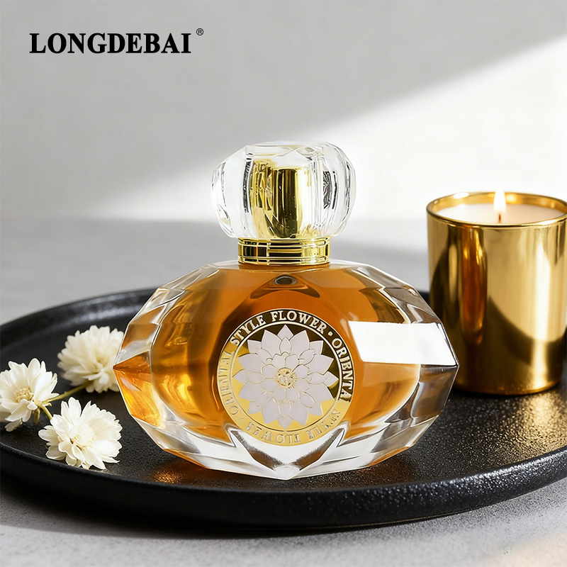 Bottla tal-perfum ta' kristal għolji b'ħafna wiċċi u kappell ta' akriliku trasparenti