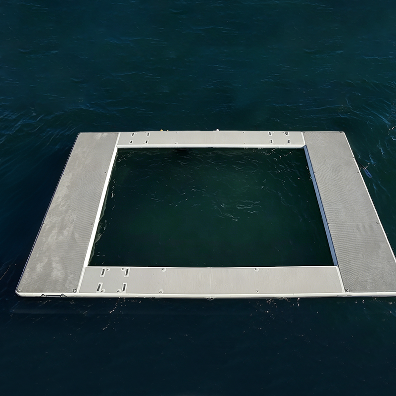 Dock flottanti preżjużi li jinflaw u Pula flottanti tal-baħar li hija protetta kontra l-ġelatinu (10 m × 8 m)